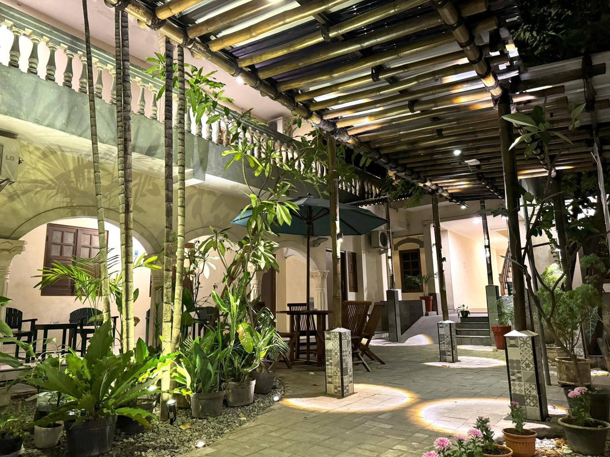 The Raden Patah Heritage Kota Lama Semarang Exterior photo